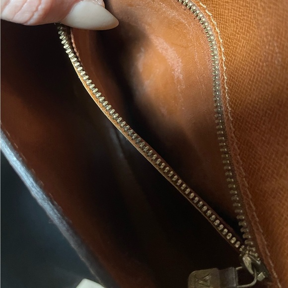 Louis Vuitton Chantilly crossbody bag - Picture 13 of 14